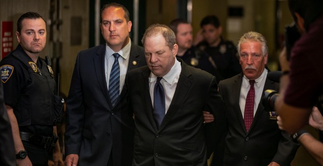 Harvey Weinstein es conducido por policías a la Corte Suprema de Manhattan. /REUTERS
