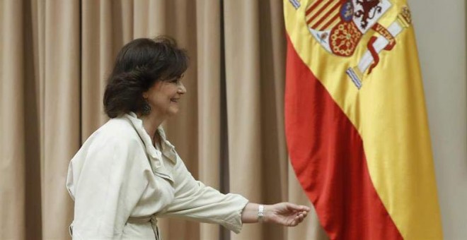 La vicepresidenta del Gobierno, Carmen Calvo, comparece en la Comisión de Igualdad del Congreso. (JAVIER LIZÓN | EFE)