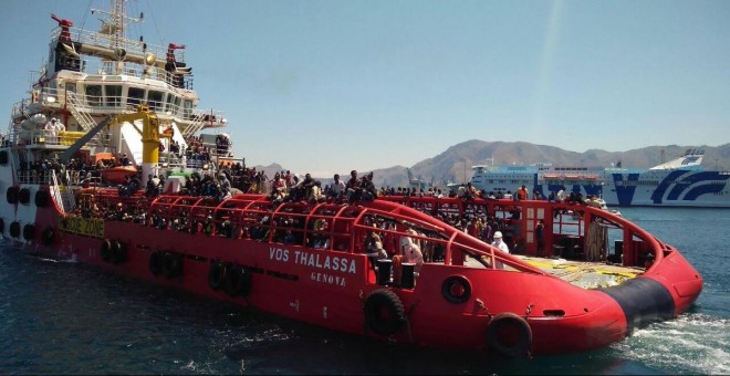 El barco Vos Thalassa, que trabaja para una petrolera, cargado con más de mil personas rescatadas el pasado año en el Mediterráneo.- TEITTER CRUZ ROJA ITALIA