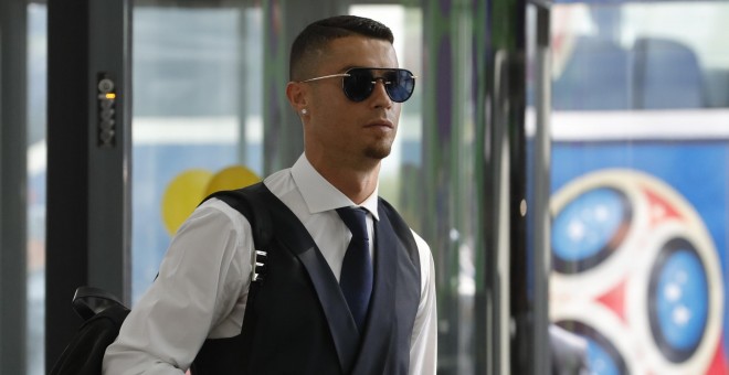 Cristiano Ronaldo en el aeropuerto de Moscú, a punto de regresar a Portugal tras ser eliminado del Mundial. /REUTERS