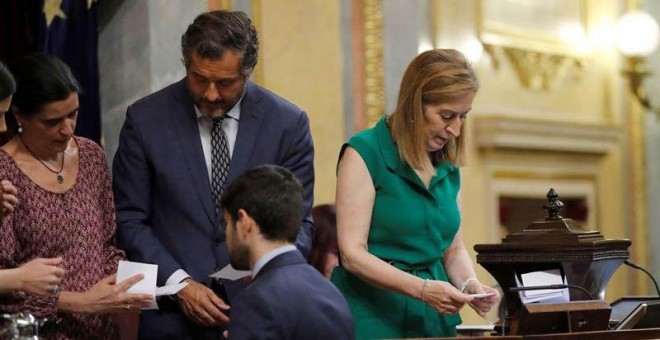 La presidenta del Congreso de los Diputados, Ana Pastor (d), durante el recuento de la votación en el pleno extraordinario del Congreso para elegir el presidente de RTVE. (JUAN CARLOS HIDALGO | EFE)