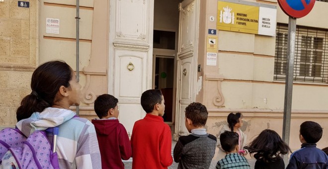 Niños sin escolarizar en Melilla por no tener papeles se concentran frente a la dirección provincial del Ministerio de Educación. / Prodein