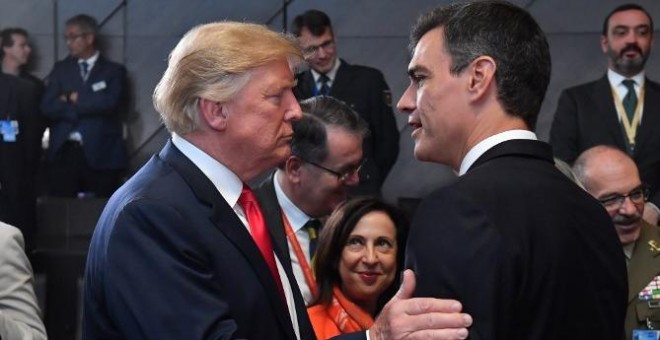 El presidente del Gobierno español, Pedro Sánchez, junto a su homólogo estadounidense, Donald Trump, en la cumbre de la OTAN. / AFP - EMMANUEL DUNAND