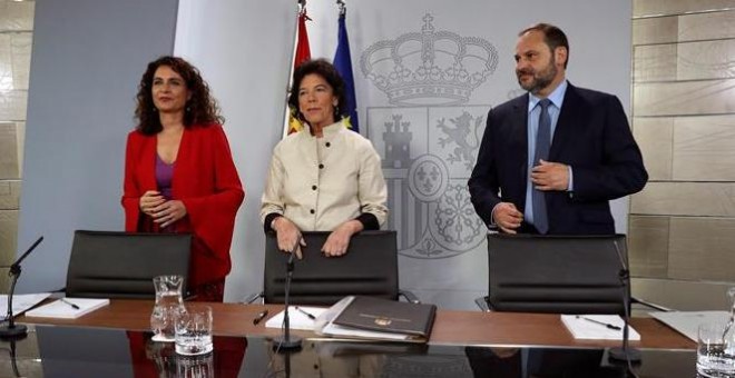 La portavoz del Gobierno ministra de Educación y Formación Profesional, Isabel Celaá (c), acompañada por la ministra de Hacienda, María Jesús Montero, y el titular de Fomento, José Luis Ábalos. /EFE