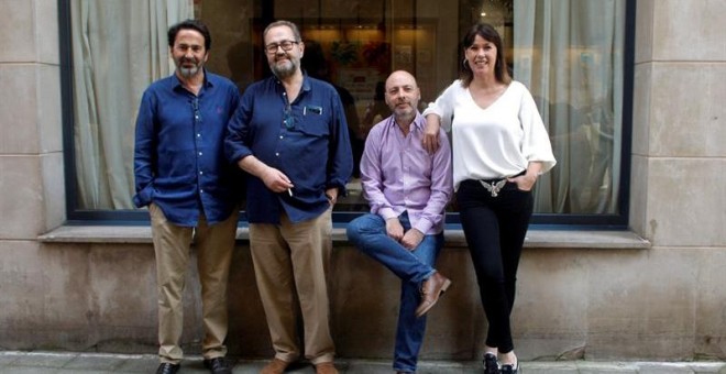 Los escritores Juan Bas (2i), Mabel Lozano (d), Horacio Convertini (2d) y Tomás Bárbulo (2i), ganadores de los premios Dashiell Hammet, Rodolfo Walsh, Celsius y Memorial Silverio Cañada, respectivamente, hoy en la Semana Negra de Gijón. /EFE