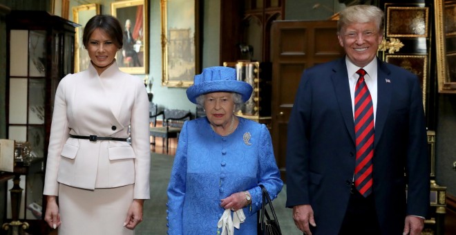 Donald y Melania Trump posan en el palacio de Windsor con la reina Isabel II de Inglaterra. /REUTERS