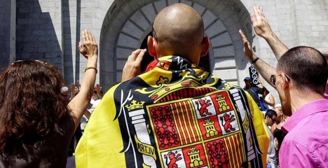 Decenas de personas realizan el saludo fascista en el Valle de los Caídos este domingo. (JUAN CARLOS HIDALGO | EFE)