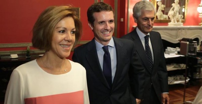 El candidato a la Presidencia del PP Pablo Casado (c), la secretaría general del PP, María Dolores de Cospedal (i), y Alfonso Suárez Illana (d) durante el desayuno informativo que Fórum Europa ha organizado en un hotel de Madrid. /EFE