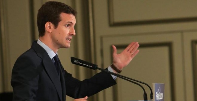 16/7/2018.- El candidato a la Presidencia del PP Pablo Casado, durante su intervención en un desayuno informativo al que ha asistido la secretaria general, María Dolores de Cospedal, que le ha dado su apoyo, y donde Casado ha prometido que si gana este pr