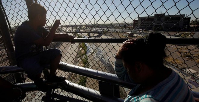 Una familia migrante, en la frontera de Ciudad Juárez esperando para entrar a EEUU. REUTERS/José Luis González