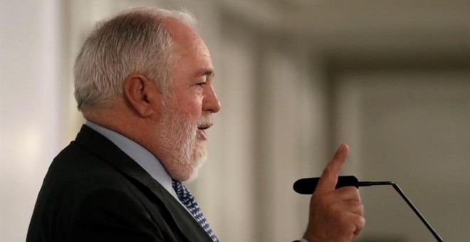 El comisario europeo de Acción por el Clima y Energía, Miguel Arias Cañete, durante su intervención, en un desayuno informativo .-EFE