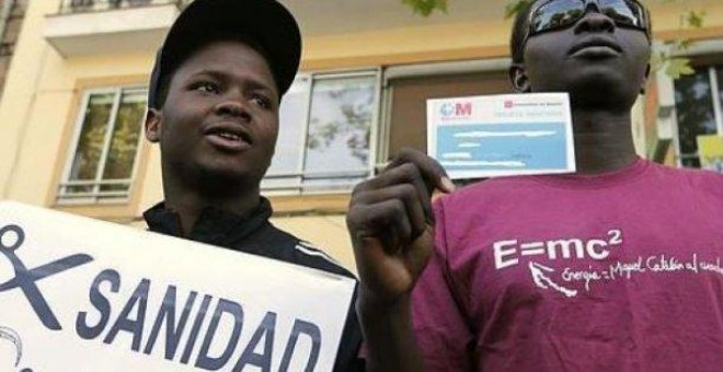 Migrantes protestando contra la sanidad española - EFE