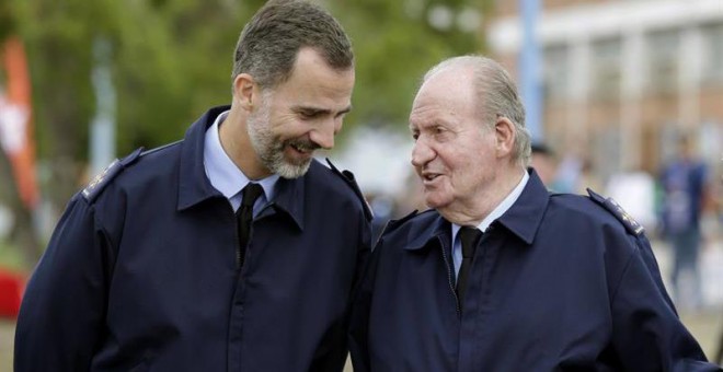 El rey Felipe VI, junto a su padre, Juan Carlos I. - EFE