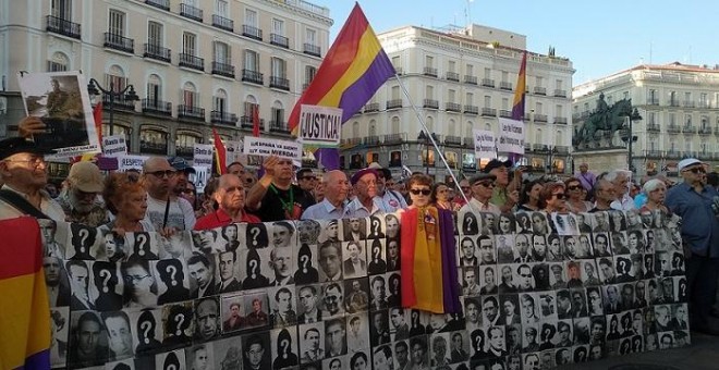 Concentración de colectivos de memoria histórica para pedir que se condene la impunidad del franquismo en Madrid. / Erly Quizhpe