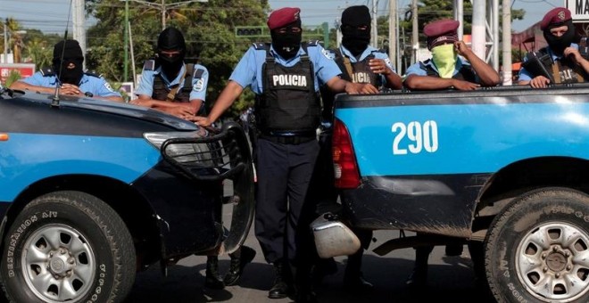 Agentes de policía bloquean la entrada de una iglesia católica en Managua. REUTERS