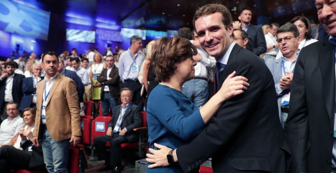 Los candidatos a la Presidencia del PP, Soraya Sáenz de Santamaría y Pablo Casado, se saludan al inicio del XIX Congreso del partido./EFE