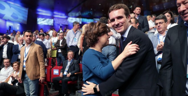 Los candidatos a la Presidencia del PP, Soraya Sáenz de Santamaría y Pablo Casado, se saludan al inicio del XIX Congreso del partido./EFE