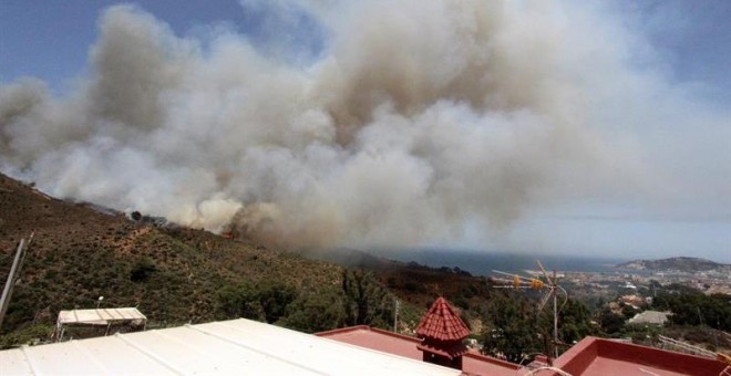 Medio centenar de personas fueron desalojadas por el incendio forestal en Ceuta. / EFE