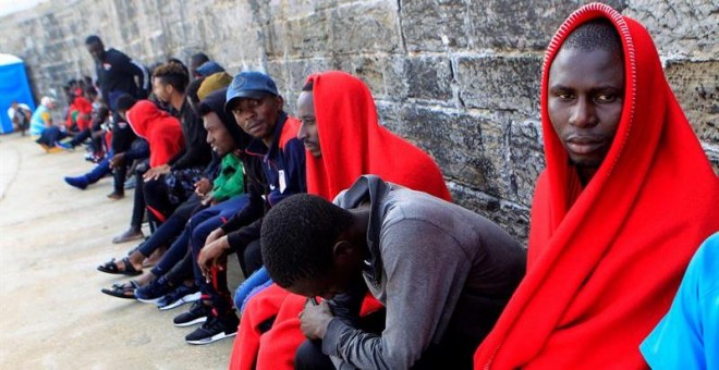 Migrantes subsaharianos, en el puerto de Tarifa. / CARRASCO RAGEL (EFE)