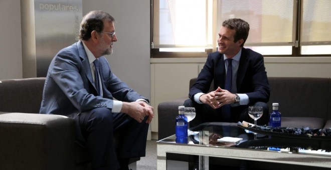 El presidente del PP, Pablo Casado, y su predecesor, Mariano Rajoy, en la reunión mantenida el lunes 23 de julio en la sede de la calle Génova. PP