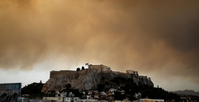 El humo del incendio sobre el templo de Partenón en Atenas. REUTERS/Alkis Konstantinidis