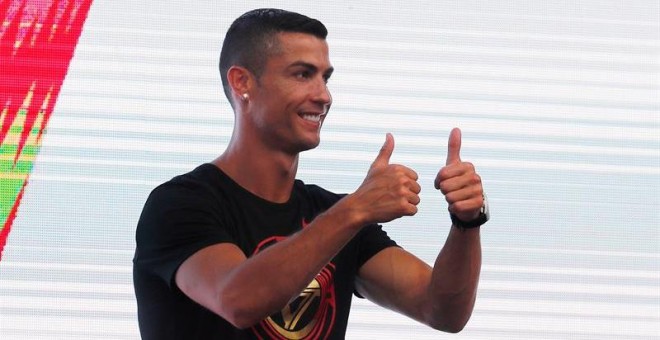 19/07/2018.- El futbolista portugués del Juventus Cristiano Ronaldo saluda a sus fans durante un acto en Pekín incluido en su 'CR7 tour' anual, en Pekín, China, hoy, 19 de julio de 2018. EFE/ Wu Hong