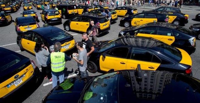 27/07/2018.- Los taxistas de Barcelona colapsan el centro de la ciudad, donde una marcha lenta ocupa la Gran Vía desde la entrada por la plaza de Cerdà hasta la de Tetuán. El sector del taxi ha vuelto a llamar a movilizarse este viernes tras conocer el au