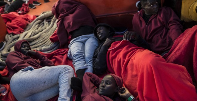 Un grupo de migrantes se prepara para dormir en un barco de Sasemar, en el puerto de Algeciras, ya que no hay espacio en otras estancias. JAIRO VARGAS