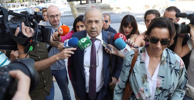 Enrique Álvarez Conde, antiguo director del Instituto de Derecho Público de la Universidad Rey Juan Carlos, llegando a los juzgados de Plaza de Castilla | Foto: EFE