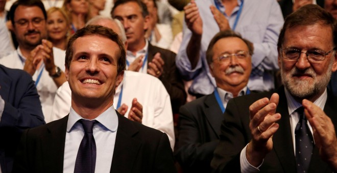 Pablo Casado recibe el aplauso de Mariano Rajoy y de los compromisarios del PP, tras su elección como presidente del partido conservador. REUTERS/Javier Barbancho