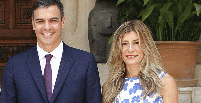 Pedro Sánchez, y su esposa Begoña Gómez, en el Palacio de Marivent. EFE