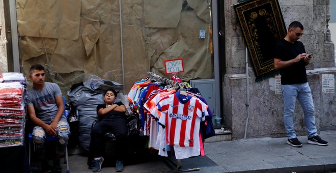 Vendedores de ropa en una calle de Estambul.  REUTERS/Murad Sezer
