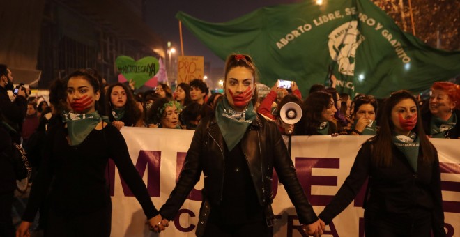 Los manifestantes participan en una marcha por el derecho al aborto libre y para exigir el fin del sexismo y la violencia de género en el sistema educativo, en Santiago, Chile - REUTERS