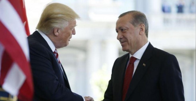 El presidente de EEUU Donald Trump saluda al presidente de Turquía Recep Tayyip Erdogan - Reuters/Josgua Roberts