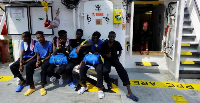 Migrantes a bordo del buque MV Aquarius, en el Mediterráneo, entre Malta e Italia. REUTERS/Guglielmo Mangiapane