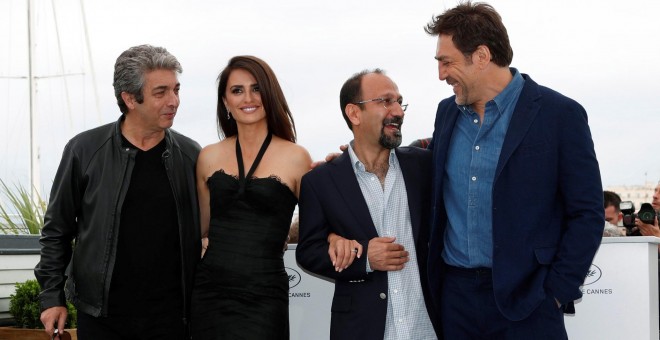 Fotografía de archivo del pasado mayo de la presentación en el festival de Cannes de la películas 'Todos lo saben' del director iraní Asghar Farhadi (2d), quien posa acompañado por la pareja de actores españoles Penélope Cruz y Javier Bardem (d), y por el