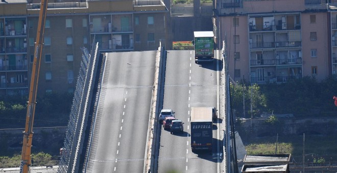 Una grúa trabaja en las labores de búsqueda de víctimas y retirada de los escombros del puente que el martes se desplomó en Génova (Italia. EFE/ Luca Zennaro