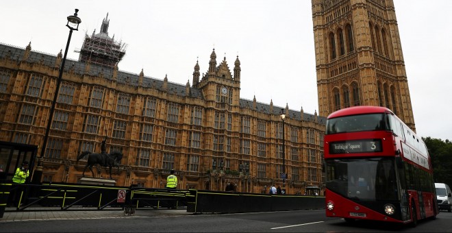 Agentes de la policía británica junto a las barreras de seguridad que impiden el paso de vehículos al Parlamento británico, en Londres. REUTERS/Hannah McKay