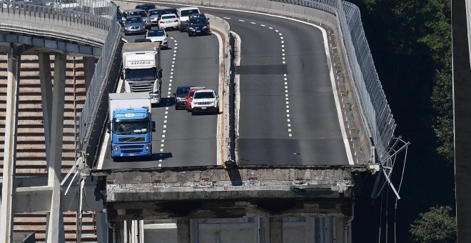 Varios vehículos permanecen sobre una sección de un puente que continúa en pie tras el desplome de un tramo el martes en Génova (Italia). EFE/ Luca Zennaro