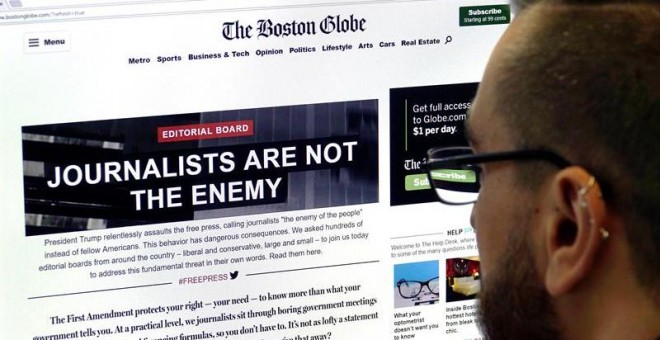 Un hombre visita el portal de la edición en línea del diario estadounidense 'The Boston Globe', en el que se lee 'Los periodistas no son el enemigo'. - EFE