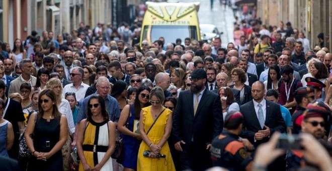 Decenas de personas han participado en la marcha que recuerda a las víctimas del atentado en Catalunya del 17A. | EFE / Quique García