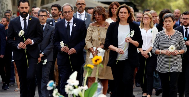 De izquierda a derecha, el presidente del Parlament, Roger Torrent, el de la Generalitat, Quim Torra, la alcaldesa de Barcelona, Ada Colau, y la delegada del Gobierno en Catalunya, Teresa Cunillera, en la ofrenda floral en Las Ramblas de Barcelona, en rec