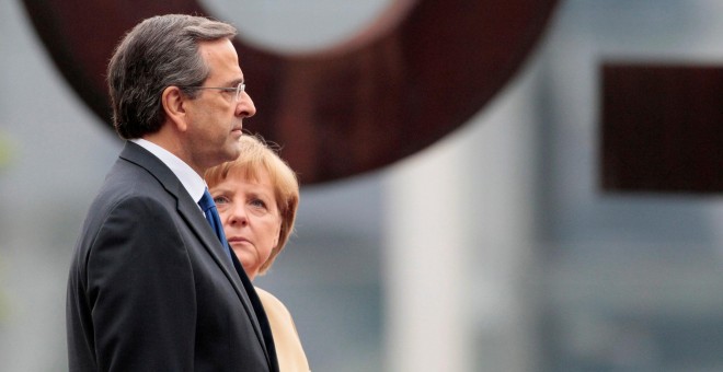 La Canciller alemana, Angela Merkel, junto al primer ministro griego, Antonis Samaras. REUTERS/Tobias Schwarz