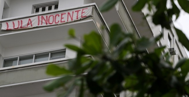 Un balcón de Brasil con una pancarta que clama por la inocencia de Lula da Silva | Reuters