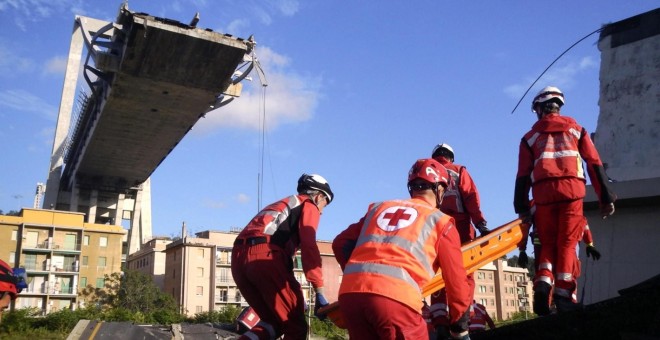 Trabajadores de la Cruz Roja de Italia buscan desaparecidos entre los escombros del puente Morandi en Génova. EFE