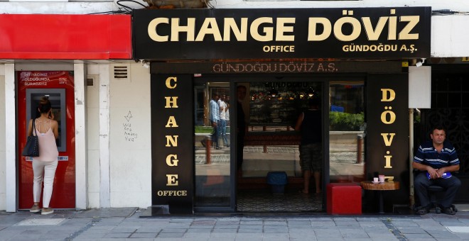Una oficina de cambio de moneda en la ciudad turca de Esmirna. REUTERS/Osman Orsal