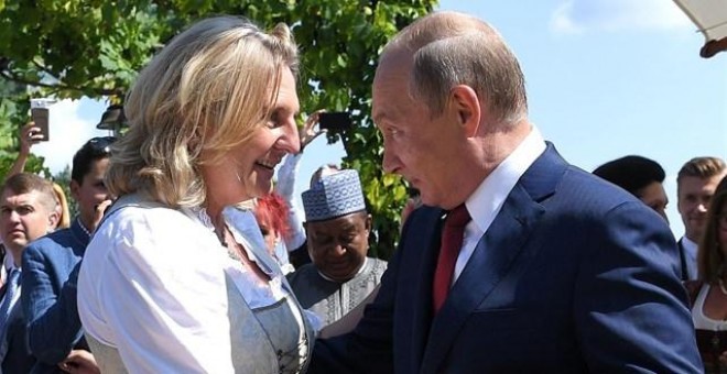 El presidente ruso, Vladimir Putin, junto a la ministra de Asuntos Exteriores de Austria, Karin Kneissl./ REUTERS