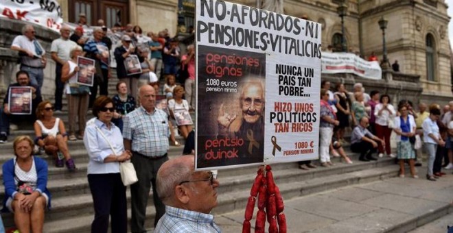 Las asociaciones de pensionistas de Vizcaya en una de sus concentraciones frente al Ayuntamiento de Bilbao para reclamar unas pensiones 'dignas'. | EFE
