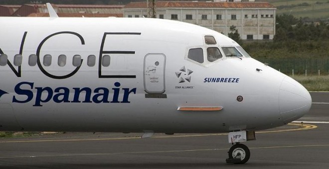 Un aparato de la aerolina Spanair en el aeropuerto de Tenerife. AFP