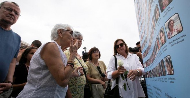 Familiares y allegados depositan ofrendas florales en homenaje a las víctimas del accidente aéreo del vuelo JK5022 de Spanair, al cumplirse el 10º aniversario del siniestro,